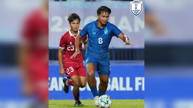 Striker muda Thailand, Yotsakorn Burapha saat menggiring bola. [Instagram]